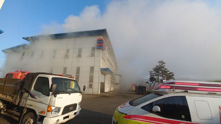 [당진=뉴시스] 16일 오전 5시53분께 충남 당진시 송산면 가곡리 음식물류폐기물 자원화시설에서 불이 나 연기가 나고 있다. (사진=당진시 제공) 2026.05.16. photo@newsis.com *재판매 및 DB 금지