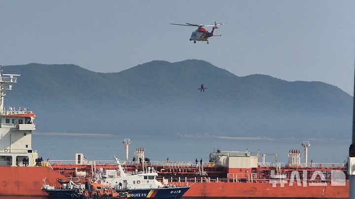 [인천=뉴시스] 인천 앞바다 묘박지에 정박 중인 미얀마 선적 6402t급 석유제품 운반선. (사진=인천해경 제공) 2026.05.16. photo@newsis.com