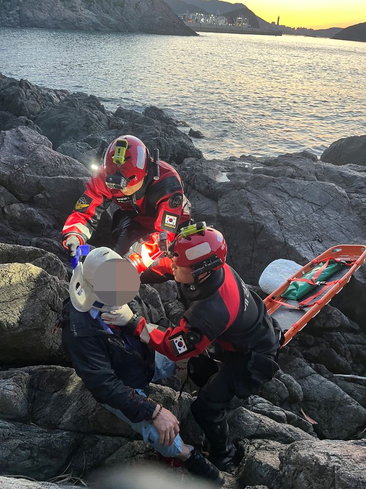 [부산=뉴시스] 16일 오전 4시22분께 부산 사하구 다대포 인근 갯바위에서 A(60대)씨가 약 5m 아래로 추락했다는 신고가 부산해경에 접수됐다. 신고를 받고 출동한 해경이 A씨를 치료하고 있다. (사진=부산해경 제공) 2026.05.16. photo@newsis.com *재판매 및 DB 금지