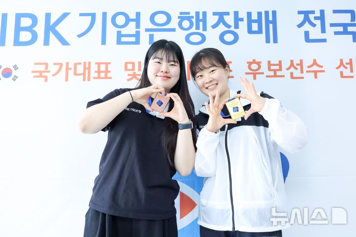 [서울=뉴시스]한국 신기록 세운 25ｍ 권총 오예진(왼쪽)과 김지은. (사진=대한사격연맹 제공)