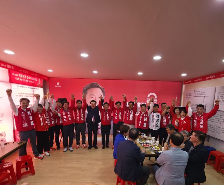 [밀양=뉴시스] 6·3 지방선거 경남도의회 의원 밀양 제1선거구에 출마한 국민의힘 장병국 후보가 선거사무소 개소식에서 후보 간 원팀을 강조하고 있다. (사진=방병국 선거사무소 제공) 2026.05.16. photo@newsis.com *재판매 및 DB 금지