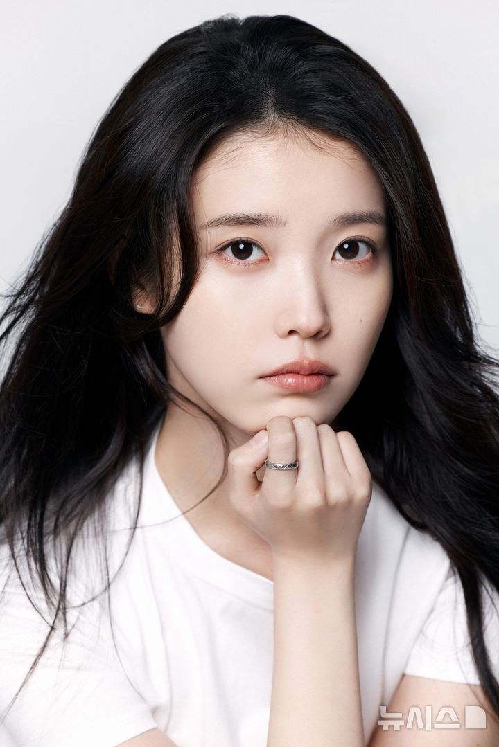 아이유, 생일 맞아 3억 기부…선한 영향력