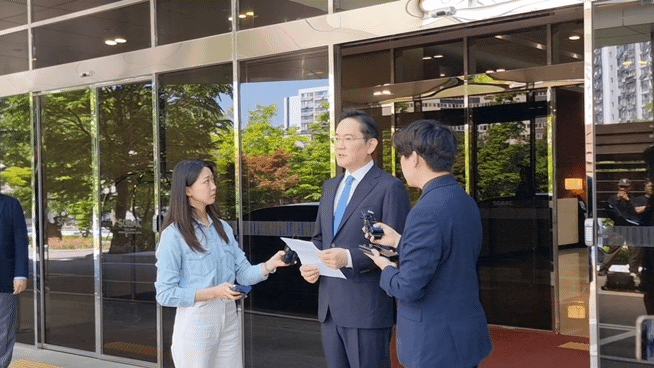 [서울=뉴시스]이지용 기자 = 이재용 삼성전자 회장이 16일 오후 2시25분께 서울 강서구 서울김포비즈니스항공센터(SGBAC)를 통해 입국하는 길에 입장문을 읽고 고개를 숙이고 있다. 2026.05.16. leejy5223@newsis.com *재판매 및 DB 금지