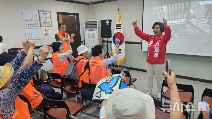 [과천=뉴시스] 신계용 후보가 캠페인 활동에 앞서 가족 봉사단원들로부터 힘찬 응원을 받고 있다. (사진=선거사무소 제공).2026.05.16.photo@newsis.com