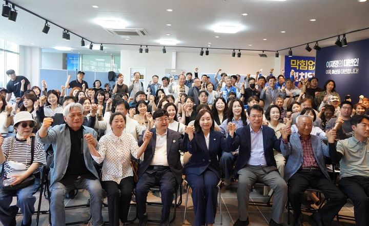 [아산=뉴시스] 전은수 더불어민주당 아산시을 국회의원 보궐선거 후보가 16일 시민의 의견을 듣는 행사로 개소식을 대신했다. (사진=캠프 제공) 2026.05.16 photo@newsis.com *재판매 및 DB 금지