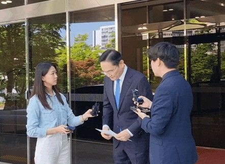 [서울=뉴시스] 이지용 기자 = 이재용 삼성전자 회장이 16일 김포공항에서 총파업과 관련한 입장을 밝히고 있다. *재판매 및 DB 금지