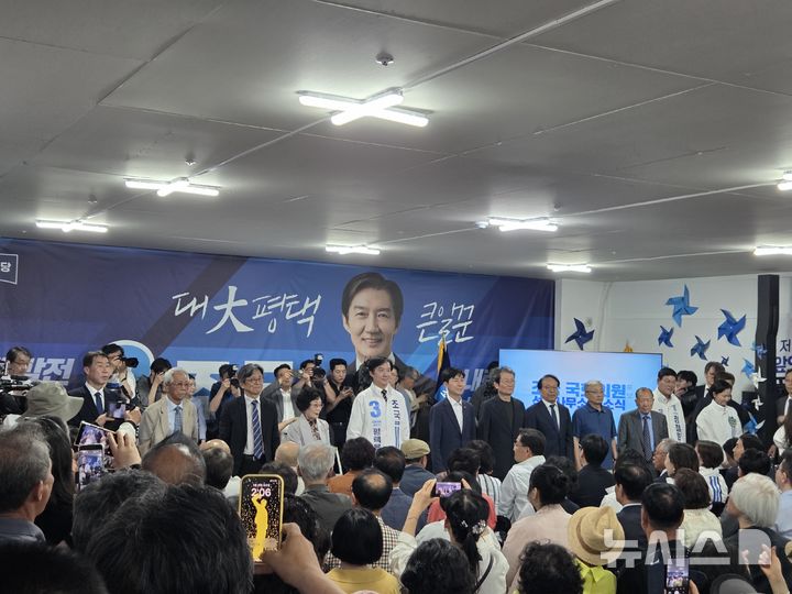 [평택=뉴시스] 권신혁 기자 = 조국 조국혁신당 경기 평택을 국회의원 재선거 후보가 16일 오후 경기 평택시 안중읍에서 열린 선거사무소 개소식에서 지지자들을 만나고 있다. 2026.05.16. innovation@newsis.com
