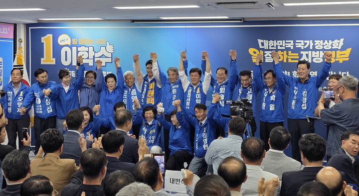 [정읍=뉴시스] 16일 열린 이학수 정읍시장 후보 선거사무소 개소식, 민주당 윤준병 도당위원장과 이학수 정읍시장 후보를 비롯한 정읍지역 각급 선거 후보들이 '원팀' 승리를 다짐하고 있다. *재판매 및 DB 금지
