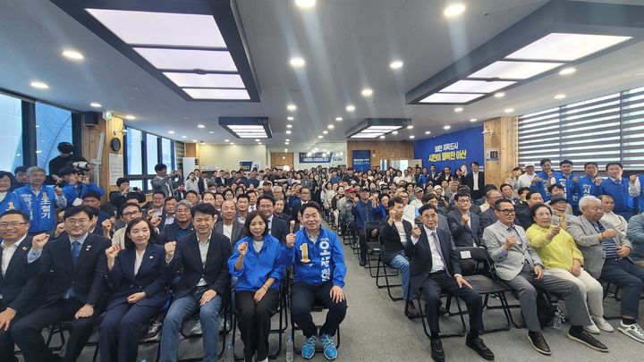 [아산=뉴시스] 최영민 기자=오세현 더불어민주당 아산시장 후보가 16일 아산시 모종도에 자리한 자신의 선거사무소 개소식을 개최했다. 2026.05.016 ymchoi@newsis.com *재판매 및 DB 금지