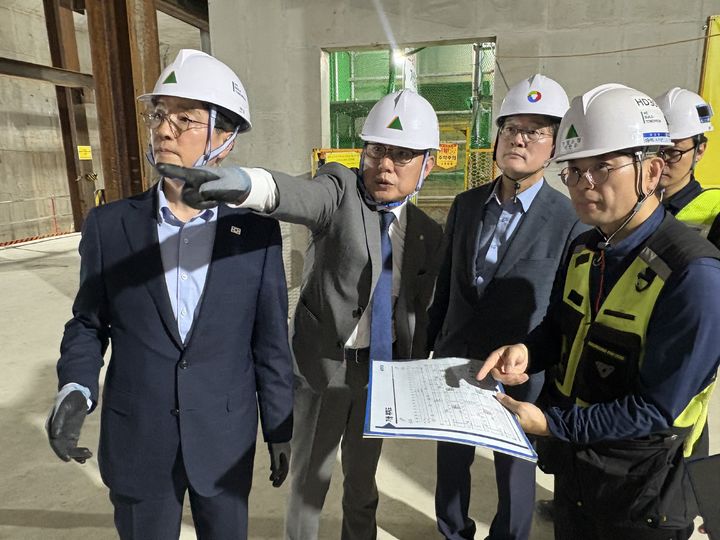[서울=뉴시스]이해식 정원오 후보 캠프 총괄선대위원장과 진성준 직능총괄본부장, 채현일 종합상황본부장과 박민규 후보 비서실장은 16일 서울 강남구 삼성동 소재 GTX-A노선 삼성역 공사장을 방문했다. (사진=정 후보 캠프) 2026.05.16. photo@newsis.com *재판매 및 DB 금지