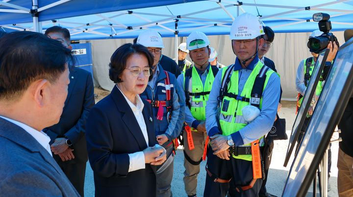 [수원=뉴시스] 추미애 더불어민주당 후보가 16일 오후 광명시 일직동 신안산선 공사현장에 방문하고 있다. (사진=추미애 후보 제공) 2026.05.16. photo@newsis.com *재판매 및 DB 금지