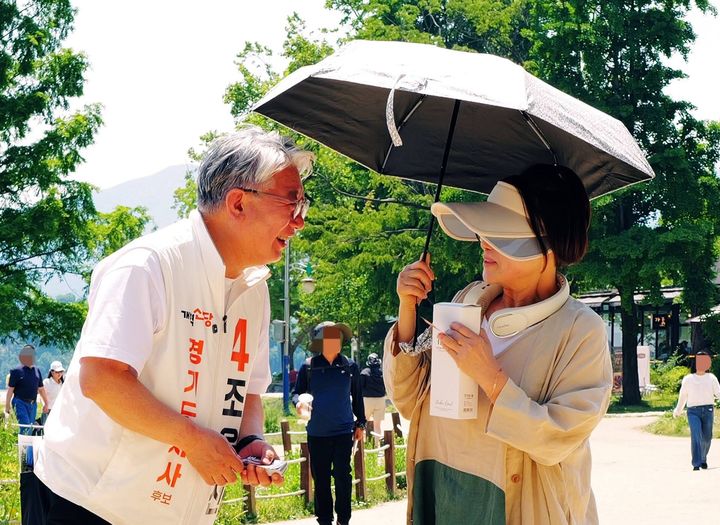 [수원=뉴시스] 조응천 개혁신당 경기도지사 후보가 16일 두물머리에서 시민들과 대화하고 있다. (사진=조응천 후보 제공) 2026.05.16. photo@newsis.com *재판매 및 DB 금지