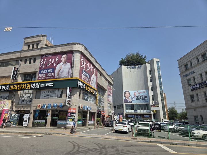 [평택=뉴시스]권신혁 기자 = 16일 경기 평택 안중읍의 한 건물에 국회의원 재보궐선거 평택을 출마 후보자들의 대형 현수막이 걸려 있다. 2026.05.16. innovation@newsis.com *재판매 및 DB 금지