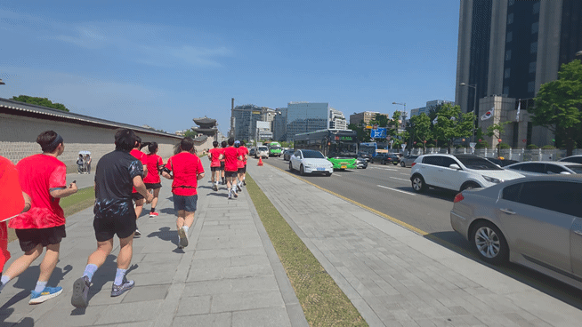[서울=뉴시스] 나이키 '런 투 로어(RUN TO ROAR)' 참가자들이 축구국가대표팀 유니폼을 입고 러닝을 하고 있다. *재판매 및 DB 금지