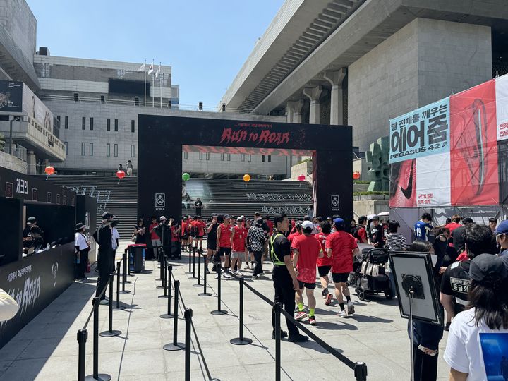 [서울=뉴시스] 나이키 '런 투 로어(RUN TO ROAR)' *재판매 및 DB 금지