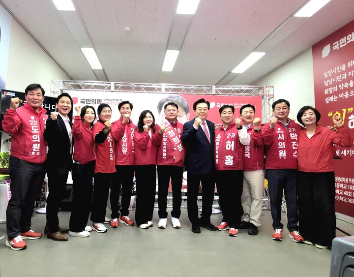 [밀양=뉴시스] 6·3 지방선거 국민의힘 정희정 경남 밀양시의회 의원 나선거구(내일·삼문동) 후보가 선거사무소 개소식에서 필승을 다짐하고 있다. (사진=정희정 선거사무소 제공) 2026.05.16. photo@newsis.com *재판매 및 DB 금지