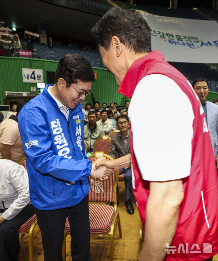 [서울=뉴시스] 정병혁 기자 = 정원오 더불어민주당 서울시장 후보와 오세훈 국민의힘 서울시장 후보가 16일 서울 송파구 잠실실내체육관에서 열린 서울시민체육대축전 개막식에 참석해 악수를 하고 있다. 2026.05.16. jhope@newsis.com