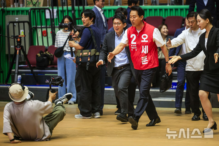 [서울=뉴시스] 정병혁 기자 = 오세훈 국민의힘 서울시장 후보가 16일 서울 송파구 잠실실내체육관에서 열린 서울시민체육대축전 개막식에 참석하며 넘어지는 촬영팀을 일으켜 세우고 있다. 2026.05.16. jhope@newsis.com
