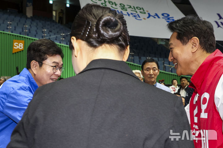 [서울=뉴시스] 정병혁 기자 = 정원오 더불어민주당 서울시장 후보와 오세훈 국민의힘 서울시장 후보가 16일 서울 송파구 잠실실내체육관에서 열린 서울시민체육대축전 개막식에 참석해 악수를 하고 있다. 2026.05.16. jhope@newsis.com