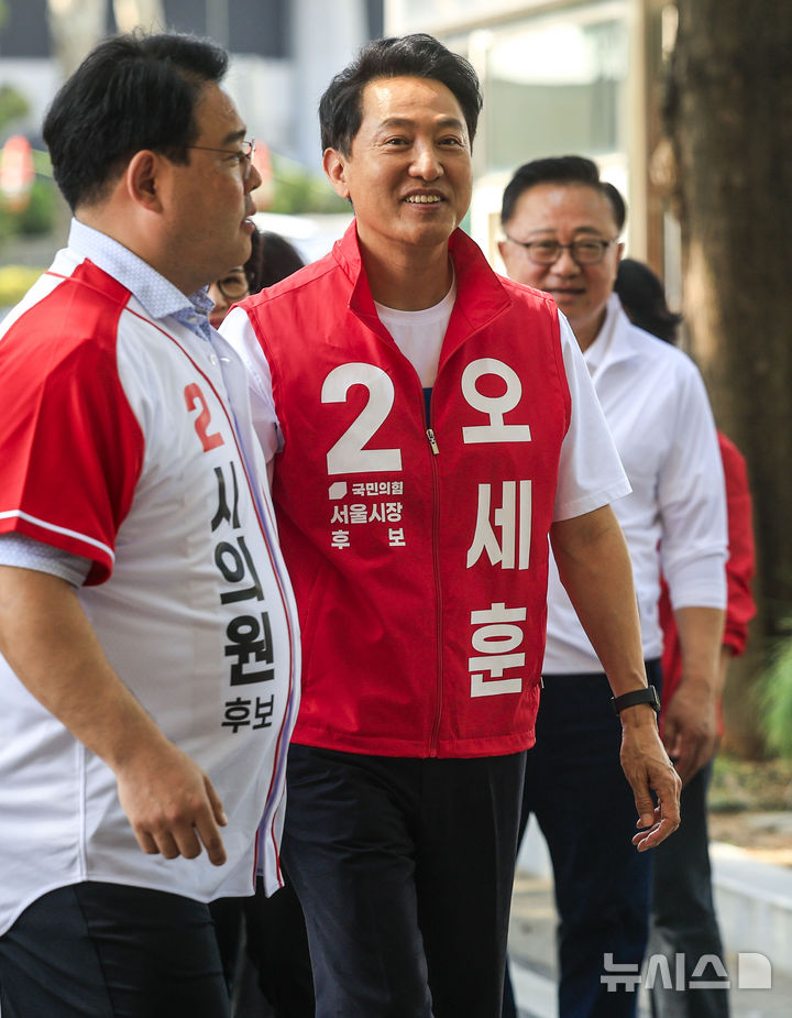 [서울=뉴시스] 정병혁 기자 = 오세훈 국민의힘 서울시장 후보가 16일 서울 송파구 잠실실내체육관에서 열린 서울시민체육대축전 개막식에 참석하고 있다. 2026.05.16. jhope@newsis.com