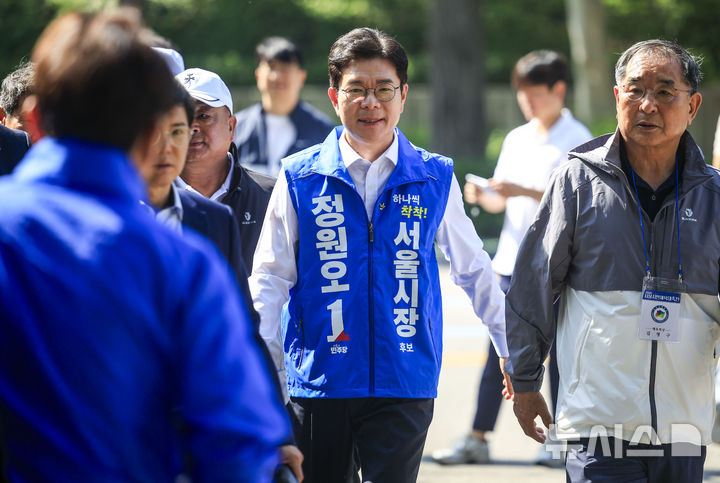[서울=뉴시스] 정병혁 기자 = 정원오 더불어민주당 서울시장 후보가 16일 서울 송파구 잠실실내체육관에서 열린 서울시민체육대축전 개막식에 참석하고 있다. 2026.05.16. jhope@newsis.com