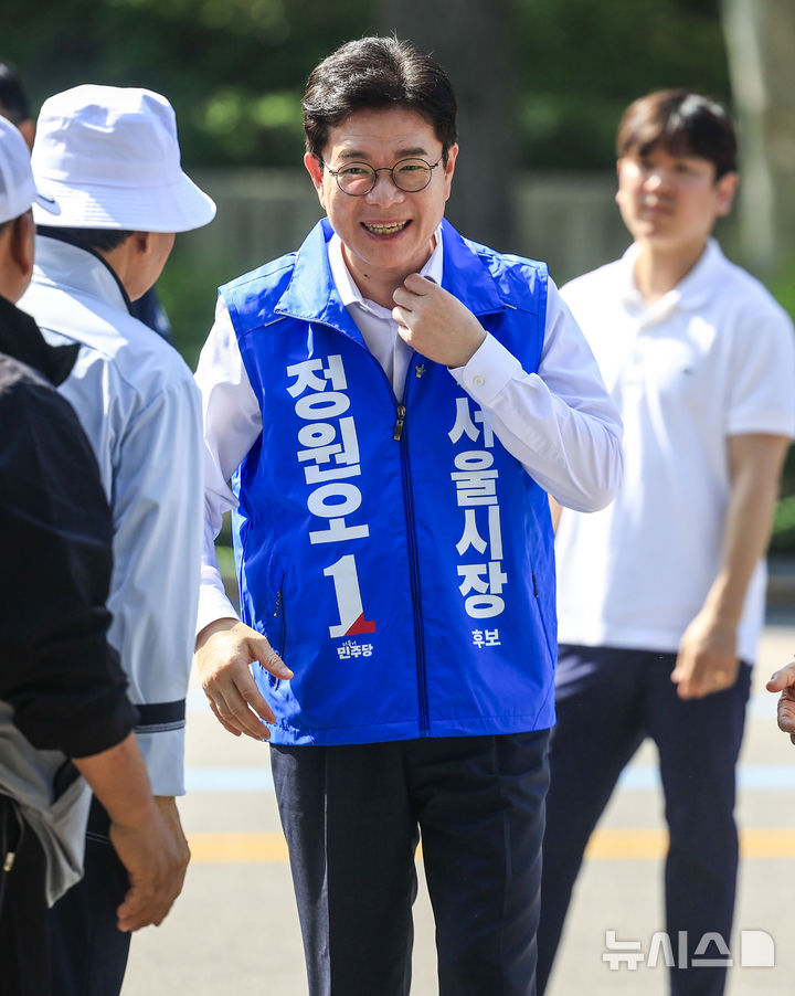 [서울=뉴시스] 정병혁 기자 = 정원오 더불어민주당 서울시장 후보가 16일 서울 송파구 잠실실내체육관에서 열린 서울시민체육대축전 개막식에 참석하고 있다. 2026.05.16. jhope@newsis.com