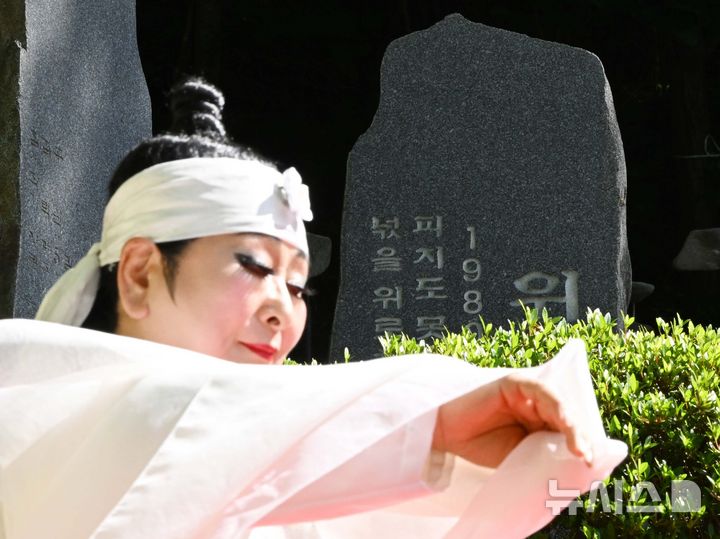 [광주=뉴시스] 이현행 기자 = 5·18민주화운동 46주기를 이틀 앞둔 16일 오전 광주 동구 소태동 주남마을 암매장자 위령비 앞에서 전통무용가 유금님씨가 살풀이 춤을 추고 있다. 2026.05.16. lhh@newsis.com