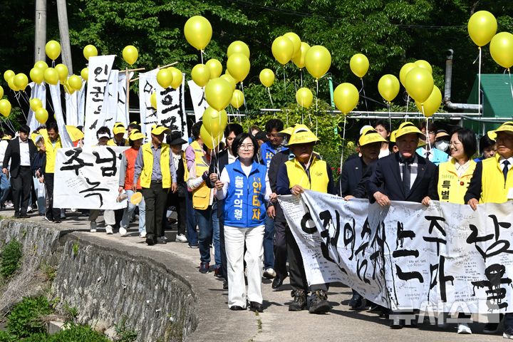 [광주=뉴시스] 이현행 기자 = 5·18민주화운동 46주기를 이틀 앞둔 16일 오전 광주 동구 소태동 주남마을에서 마을 주민과 자원봉사자들이 5·18 당시 주남마을에 암매장된 희생자들을 기리며 행진하고 있다. 2026.05.16. lhh@newsis.com