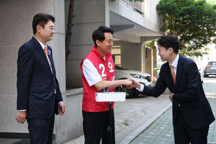[서울=뉴시스] 정병혁 기자 = 오세훈 국민의힘 서울시장 후보와 이준석 개혁신당 대표가 16일 오전 서울 노원구의 원룸 앞에서 만나 악수를 하고 있다.(사진=오세훈 국민의힘 서울시장 후보 캠프 제공) 2026.05.16. photo@newsis.com *재판매 및 DB 금지
