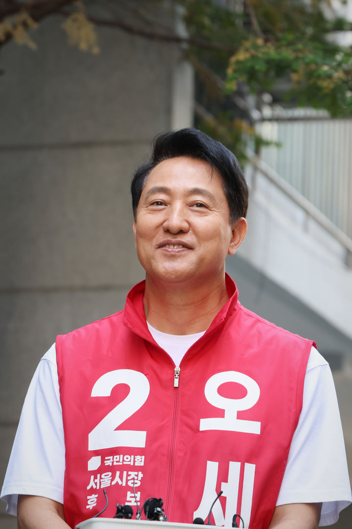 [서울=뉴시스] 정병혁 기자 = 오세훈 국민의힘 서울시장 후보와가 16일 오전 서울 노원구의 원룸을 찾아 취재진 질문에 답하고 있다.(사진=오세훈 국민의힘 서울시장 후보 캠프 제공) 2026.05.16. photo@newsis.com *재판매 및 DB 금지