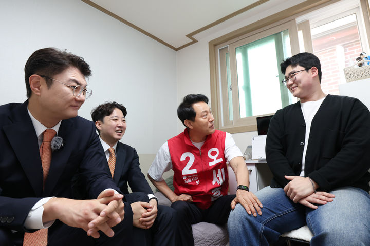 [서울=뉴시스] 정병혁 기자 = 오세훈 국민의힘 서울시장 후보와 이준석 개혁신당 대표, 김정철 서울시장 후보가 16일 오전 서울 노원구의 원룸을 찾아 자취하는 대학생과 만나 애로사항을 청취하고 있다.(사진=오세훈 국민의힘 서울시장 후보 캠프 제공) 2026.05.16. photo@newsis.com *재판매 및 DB 금지