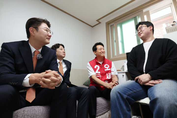 [서울=뉴시스] 정병혁 기자 = 오세훈 국민의힘 서울시장 후보와 이준석 개혁신당 대표, 김정철 서울시장 후보가 16일 오전 서울 노원구의 원룸을 찾아 자취하는 대학생과 만나 애로사항을 청취하고 있다.(사진=오세훈 국민의힘 서울시장 후보 캠프 제공) 2026.05.16. photo@newsis.com *재판매 및 DB 금지