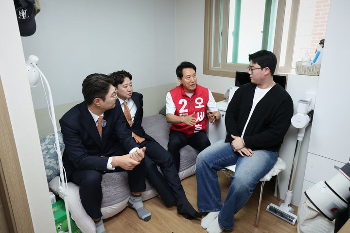 [서울=뉴시스] 정병혁 기자 = 오세훈 국민의힘 서울시장 후보와 이준석 개혁신당 대표, 김정철 서울시장 후보가 16일 오전 서울 노원구의 원룸을 찾아 자취하는 대학생과 만나 애로사항을 청취하고 있다.(사진=오세훈 국민의힘 서울시장 후보 캠프 제공) 2026.05.16. photo@newsis.com *재판매 및 DB 금지