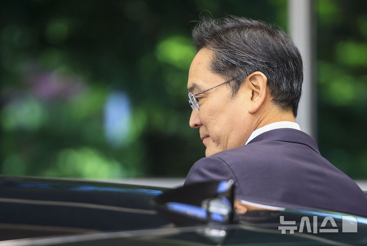 [서울=뉴시스] 정병혁 기자 = 이재용 삼성전자 회장이 16일 서울 강서구 김포국제공항 비즈니스센터로 귀국해 차량으로 이동하고 있다. 2026.05.16. jhope@newsis.com