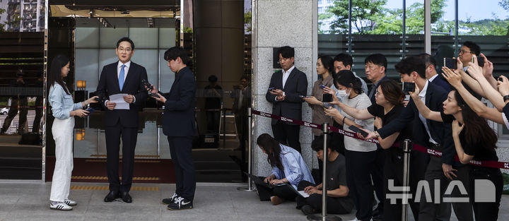 [서울=뉴시스] 정병혁 기자 = 이재용 삼성전자 회장이 16일 서울 강서구 김포국제공항 비즈니스센터로 귀국하며 취재진 앞에서 총파업이 예고된 노사 현안과 관련해 입장을 밝히며 머리를 숙이고 있다. 2026.05.16. jhope@newsis.com