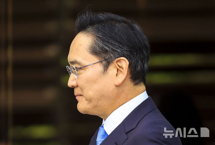 [서울=뉴시스] 정병혁 기자 = 이재용 삼성전자 회장이 16일 서울 강서구 김포국제공항 비즈니스센터로 귀국해 차량으로 이동하고 있다. 2026.05.16. jhope@newsis.com
