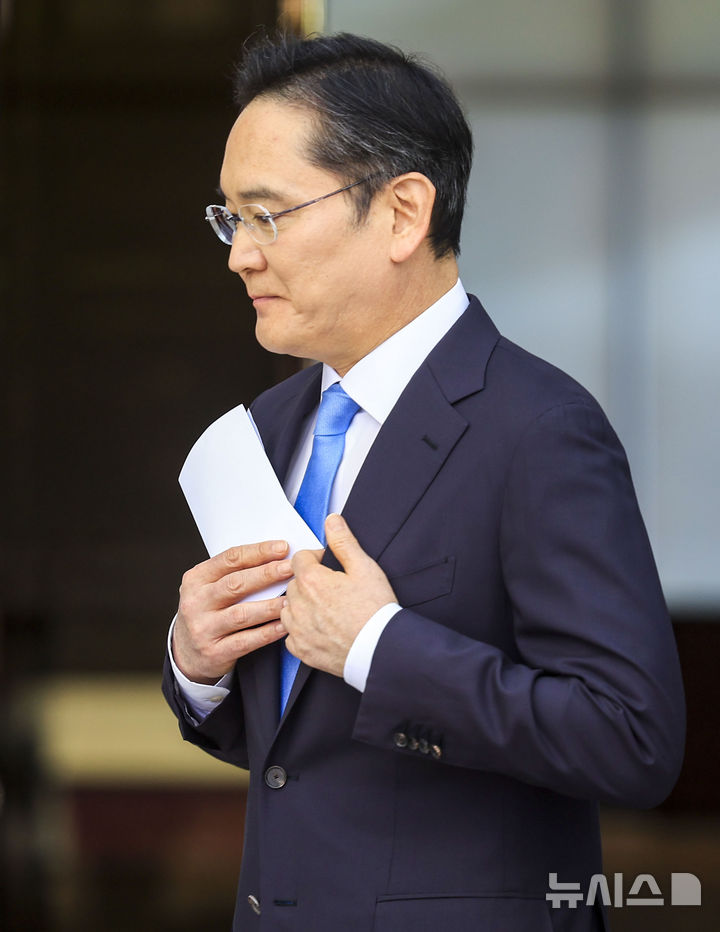 [서울=뉴시스] 정병혁 기자 = 이재용 삼성전자 회장이 16일 서울 강서구 김포국제공항 비즈니스센터로 귀국해 차량으로 이동하고 있다. 2026.05.16. jhope@newsis.com