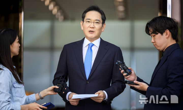 [서울=뉴시스] 정병혁 기자 = 이재용 삼성전자 회장이 16일 서울 강서구 김포국제공항 비즈니스센터로 귀국하며 취재진 앞에서 총파업이 예고된 노사 현안과 관련해 입장을 밝히고 있다. 2026.05.16. jhope@newsis.com