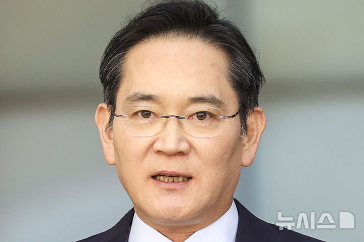 [서울=뉴시스] 정병혁 기자 = 이재용 삼성전자 회장이 16일 서울 강서구 김포국제공항 비즈니스센터로 귀국하며 취재진 앞에서 총파업이 예고된 노사 현안과 관련해 입장을 밝히고 있다. 2026.05.16. jhope@newsis.com