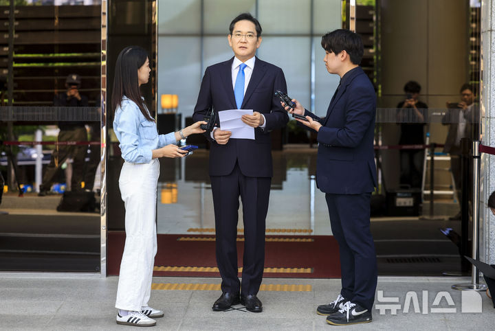 [서울=뉴시스] 정병혁 기자 = 이재용 삼성전자 회장이 16일 서울 강서구 김포국제공항 비즈니스센터로 귀국하며 취재진 앞에서 총파업이 예고된 노사 현안과 관련해 입장을 밝히고 있다. 2026.05.16. jhope@newsis.com