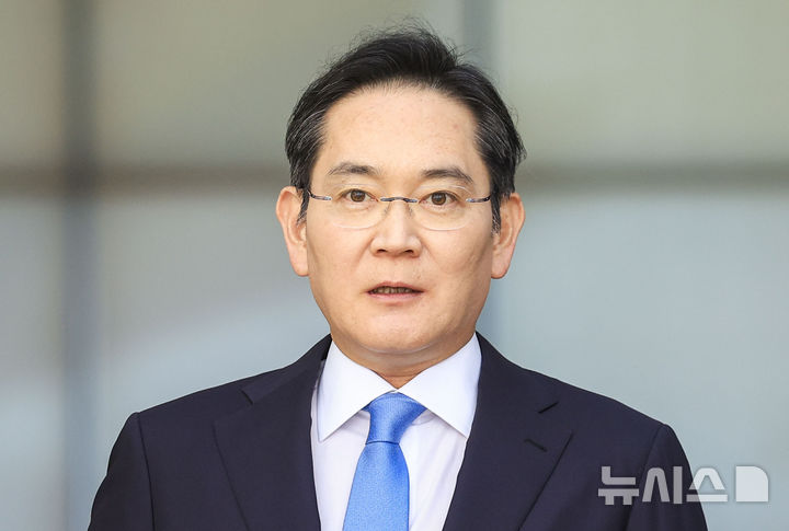 [서울=뉴시스] 정병혁 기자 = 이재용 삼성전자 회장이 16일 서울 강서구 김포국제공항 비즈니스센터로 귀국하며 취재진 앞에서 총파업이 예고된 노사 현안과 관련해 입장을 밝히고 있다. 2026.05.16. jhope@newsis.com