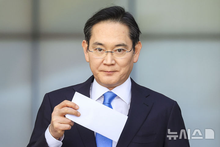[서울=뉴시스] 정병혁 기자 = 이재용 삼성전자 회장이 16일 서울 강서구 김포국제공항 비즈니스센터로 귀국하며 취재진 앞에서 총파업이 예고된 노사 현안과 관련해 입장을 밝히고 있다. 2026.05.16. jhope@newsis.com