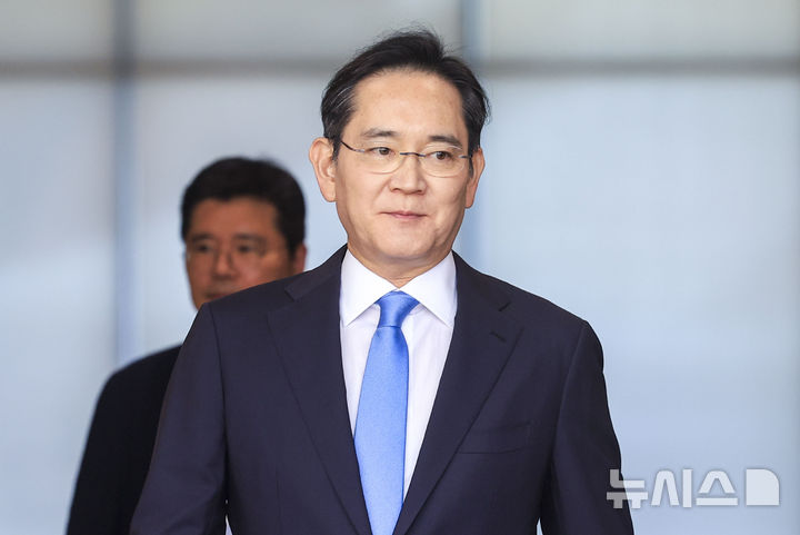 [서울=뉴시스] 정병혁 기자 = 이재용 삼성전자 회장이 16일 서울 강서구 김포국제공항 비즈니스센터로 귀국하고 있다. 2026.05.16. jhope@newsis.com
