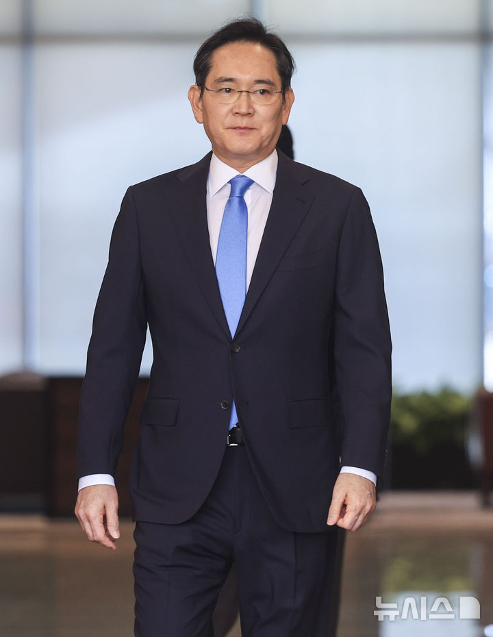 [서울=뉴시스] 정병혁 기자 = 이재용 삼성전자 회장이 16일 서울 강서구 김포국제공항 비즈니스센터로 귀국하고 있다. 2026.05.16. jhope@newsis.com