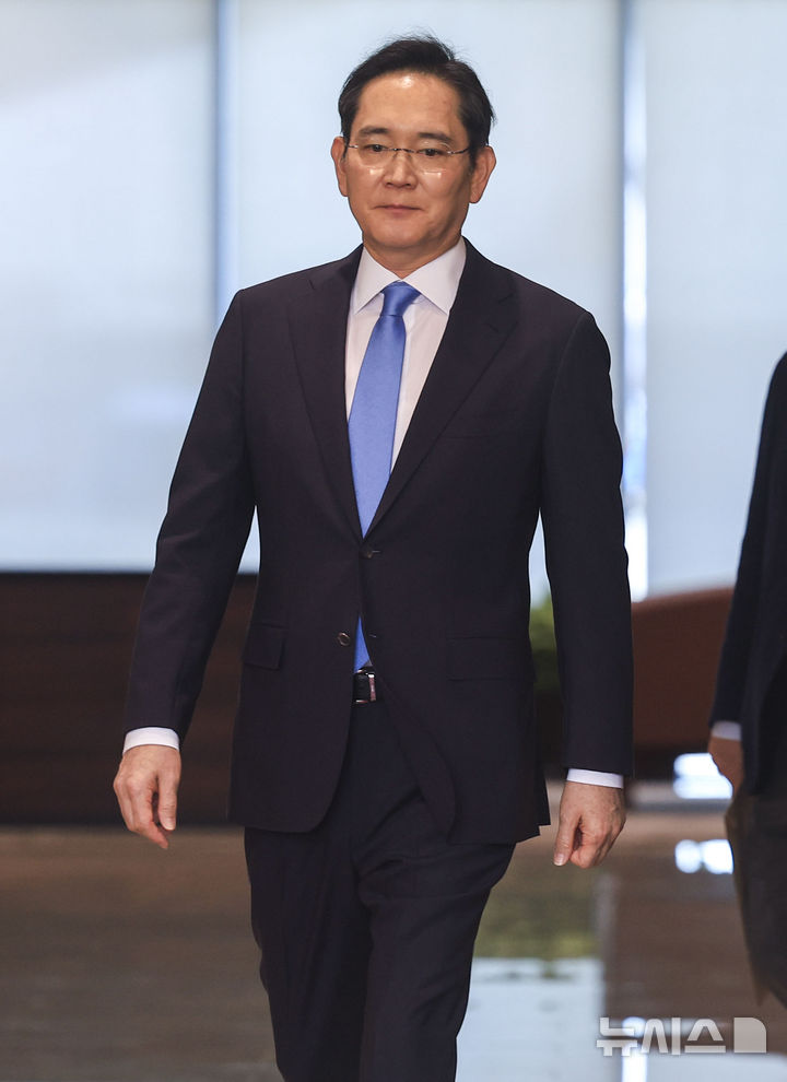 [서울=뉴시스] 정병혁 기자 = 이재용 삼성전자 회장이 16일 서울 강서구 김포국제공항 비즈니스센터로 귀국하고 있다. 2026.05.16. jhope@newsis.com