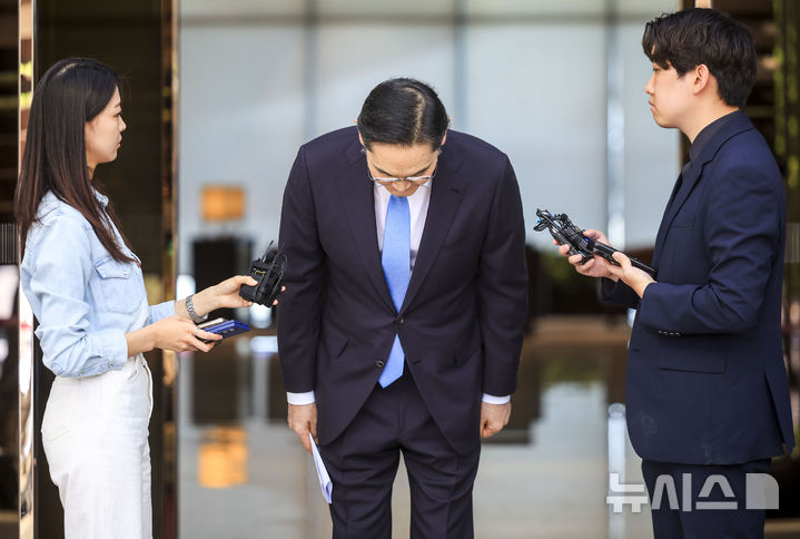 [서울=뉴시스] 정병혁 기자 = 이재용 삼성전자 회장이 16일 서울 강서구 김포비즈니스항공센터로 귀국하며 취재진 앞에서 총파업이 예고된 노사 현안과 관련해 입장을 밝히며 머리를 숙여 사죄 인사를 하고 있다. 2026.05.16. jhope@newsis.com