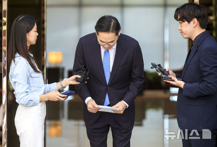 [서울=뉴시스] 정병혁 기자 = 이재용 삼성전자 회장이 16일 서울 강서구 김포비즈니스항공센터로 귀국하며 취재진 앞에서 총파업이 예고된 노사 현안과 관련해 입장을 밝히며 머리를 숙여 사죄 인사를 하고 있다. 2026.05.16. jhope@newsis.com