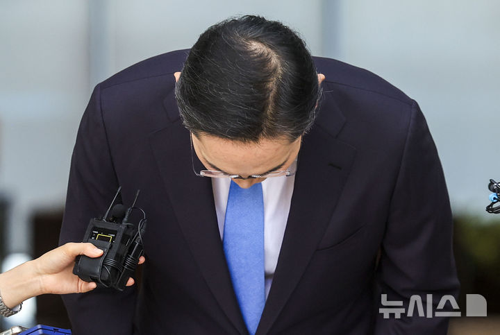 [서울=뉴시스] 정병혁 기자 = 이재용 삼성전자 회장이 16일 서울 강서구 김포비즈니스항공센터로 귀국하며 취재진 앞에서 총파업이 예고된 노사 현안과 관련해 입장을 밝히며 머리를 숙여 사죄 인사를 하고 있다. 2026.05.16. jhope@newsis.com
