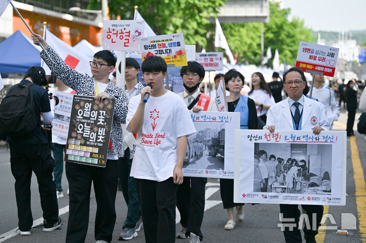 [광주=뉴시스] 이영주 기자 = 대한적십자사 광주전남지사 관계자들이 5·18민주화운동 46주기를 이틀 앞둔 16일 오후 광주 동구 금남로4가에서 열린 46주년 5·18민중항쟁기념행사위의 시민난장에 참여해 5·18 당시를 재현하며 헌혈을 촉구하고 있다. 2026.05.16. leeyj2578@newsis.com