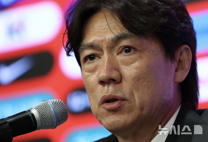 [서울=뉴시스] 김명년 기자 = 홍명보 대한민국 축구 국가대표팀 감독이 16일 오후 서울 종로구 KT 광화문 빌딩 웨스트에서 2026 FIFA 북중미 월드컵 최종 명단 발표 기자회견을 하고 있다. 2026.05.16. kmn@newsis.com